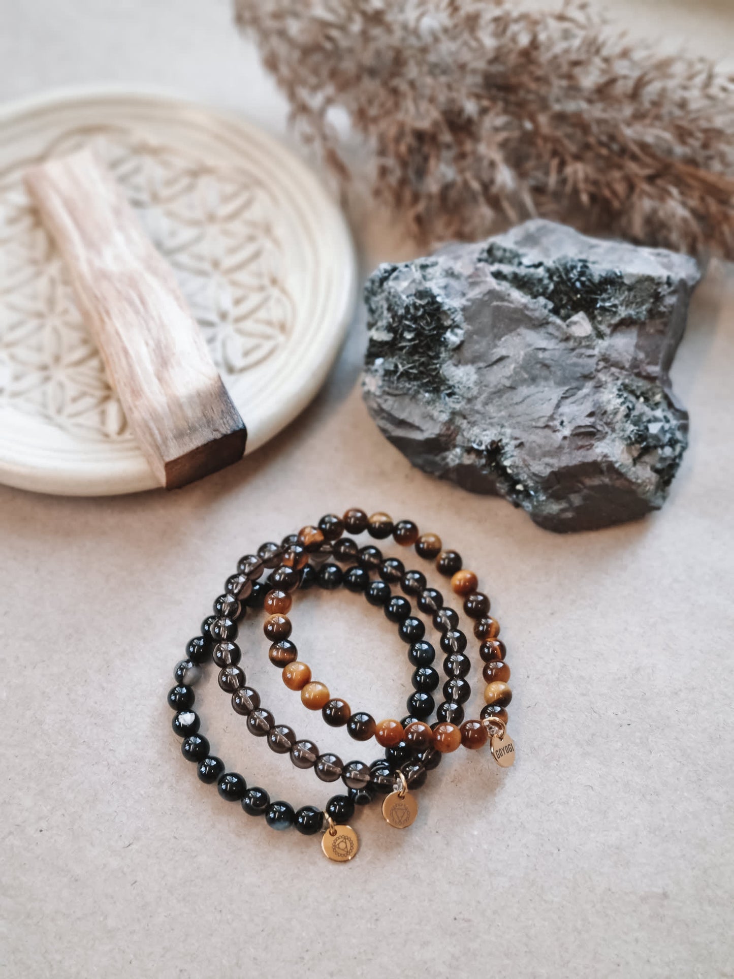 Mantra ENERGY stack - Indsigt, grounding og beskyttelse - tigerøje, sort agat og røgkvarts -