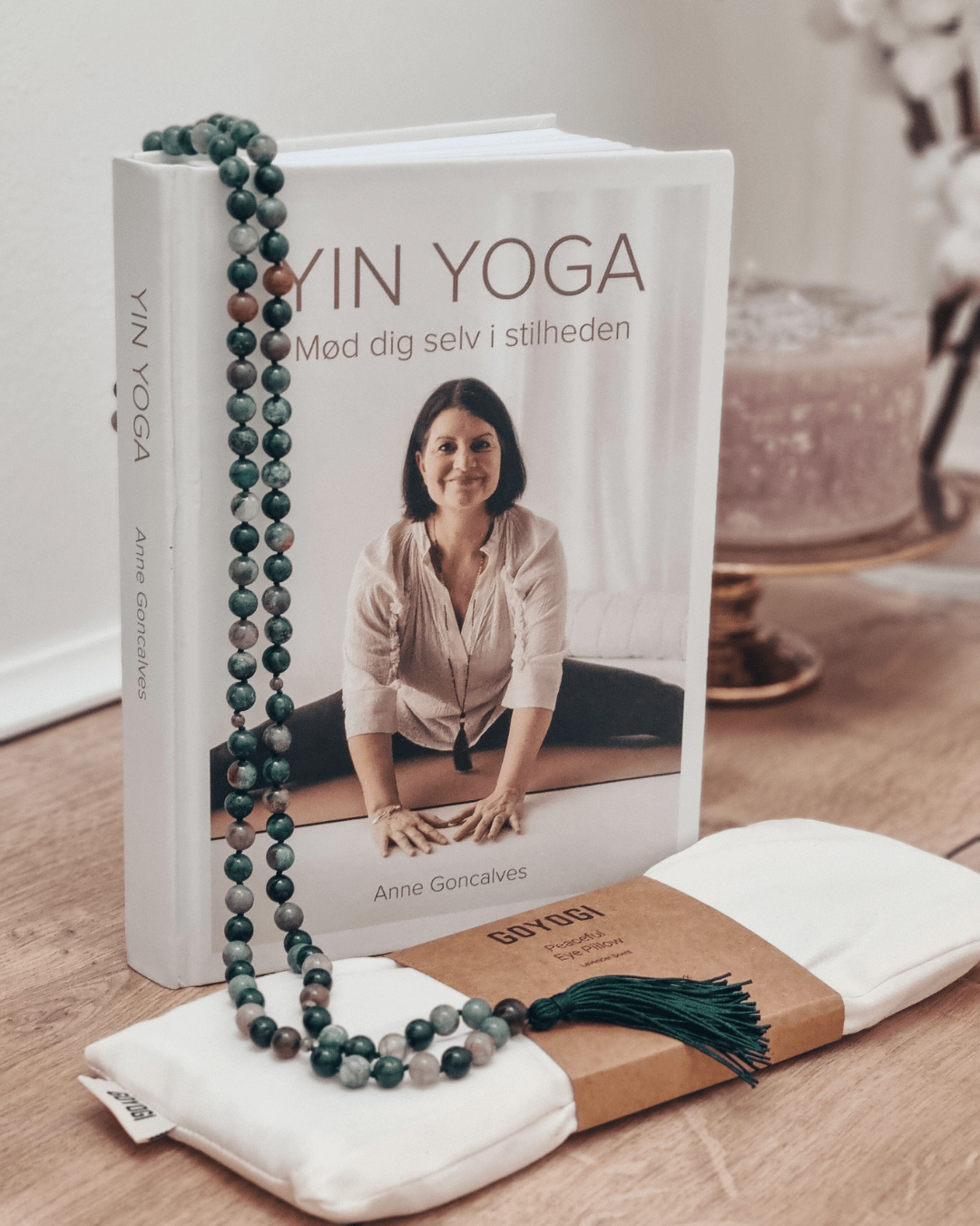 YIN YOGA Mød dig selv i stilheden af Anne Goncalves -