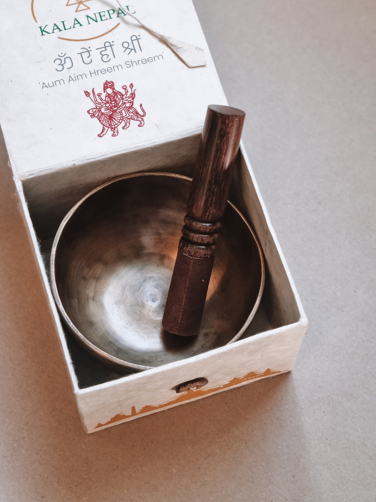Syngeskål i messing - Kala Nepal - Om Aim Hreem Shreem -