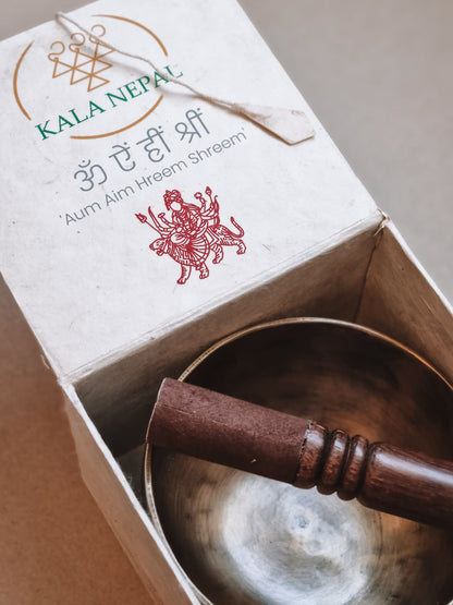 Syngeskål i messing - Kala Nepal - Om Aim Hreem Shreem -