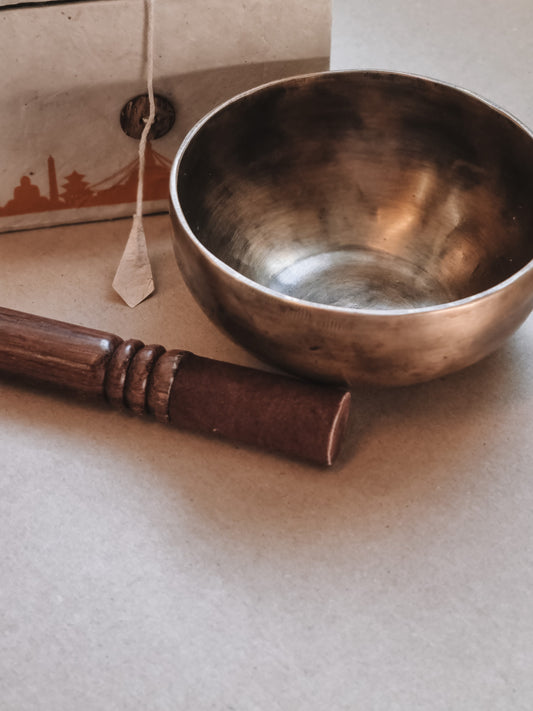 Syngeskål i messing - Kala Nepal - Om Aim Hreem Shreem -
