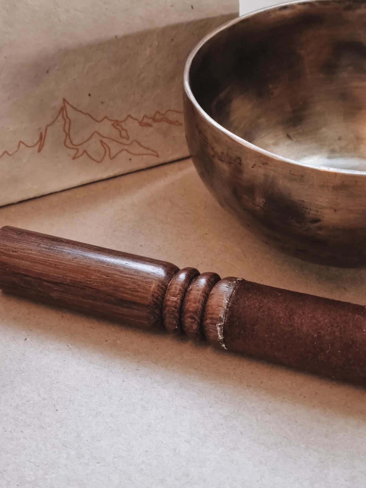 Syngeskål i messing - Kala Nepal - Om Aim Hreem Shreem -