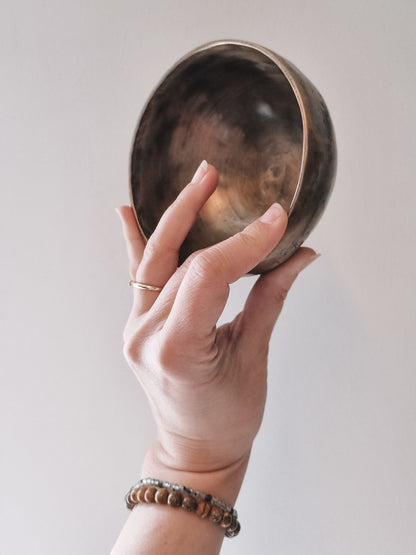 Syngeskål i messing - Kala Nepal - Om Aim Hreem Shreem -