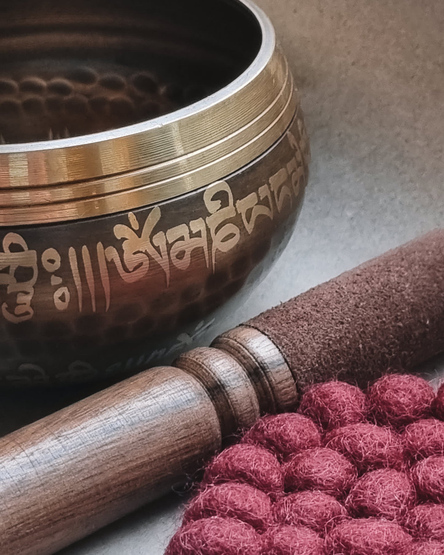 Syngeskål i messing - Kala Nepal - Om Aim Hreem Shreem -