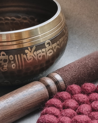 Syngeskål i messing - Kala Nepal - Om Aim Hreem Shreem -