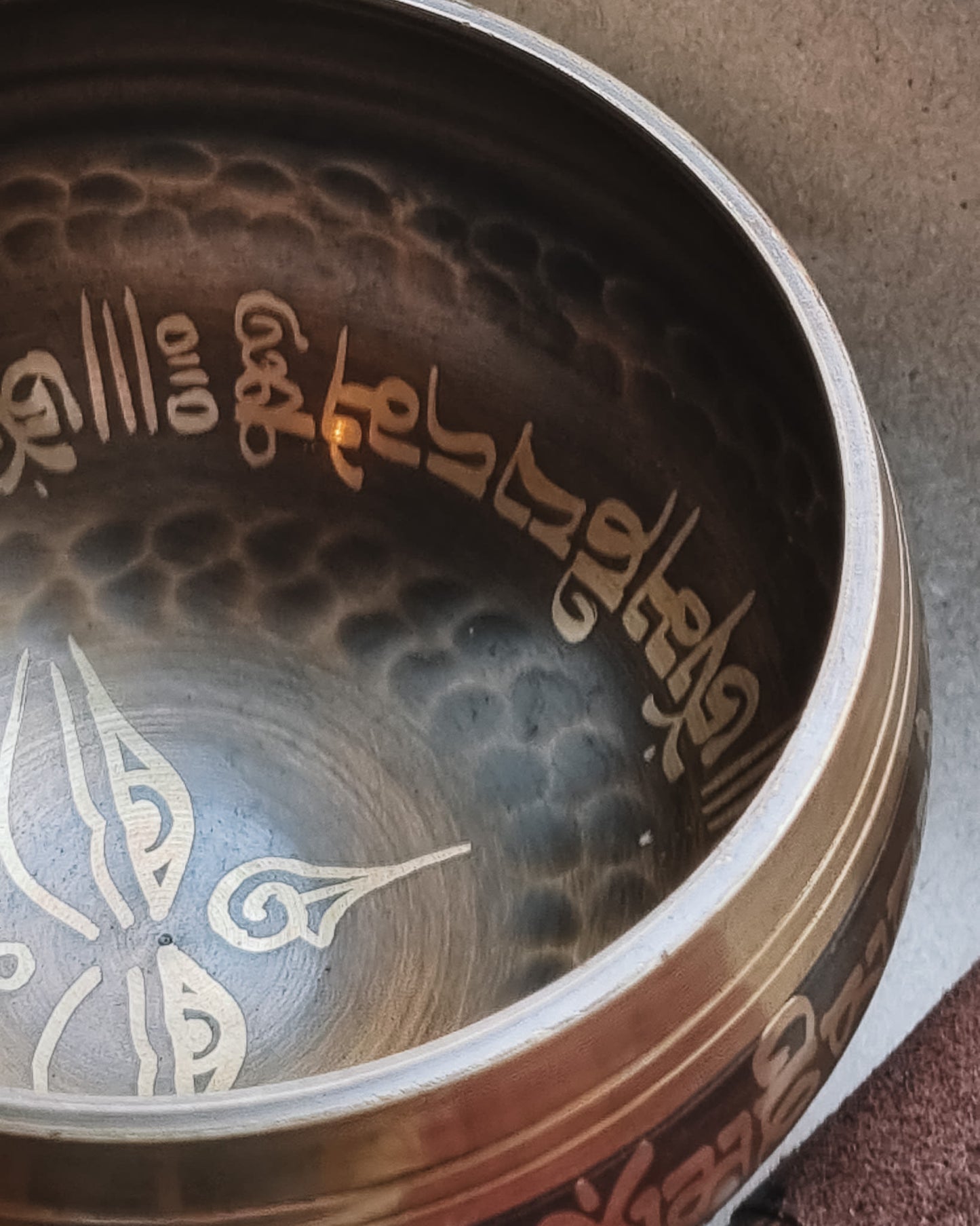 Syngeskål i messing - Kala Nepal - Om Aim Hreem Shreem -