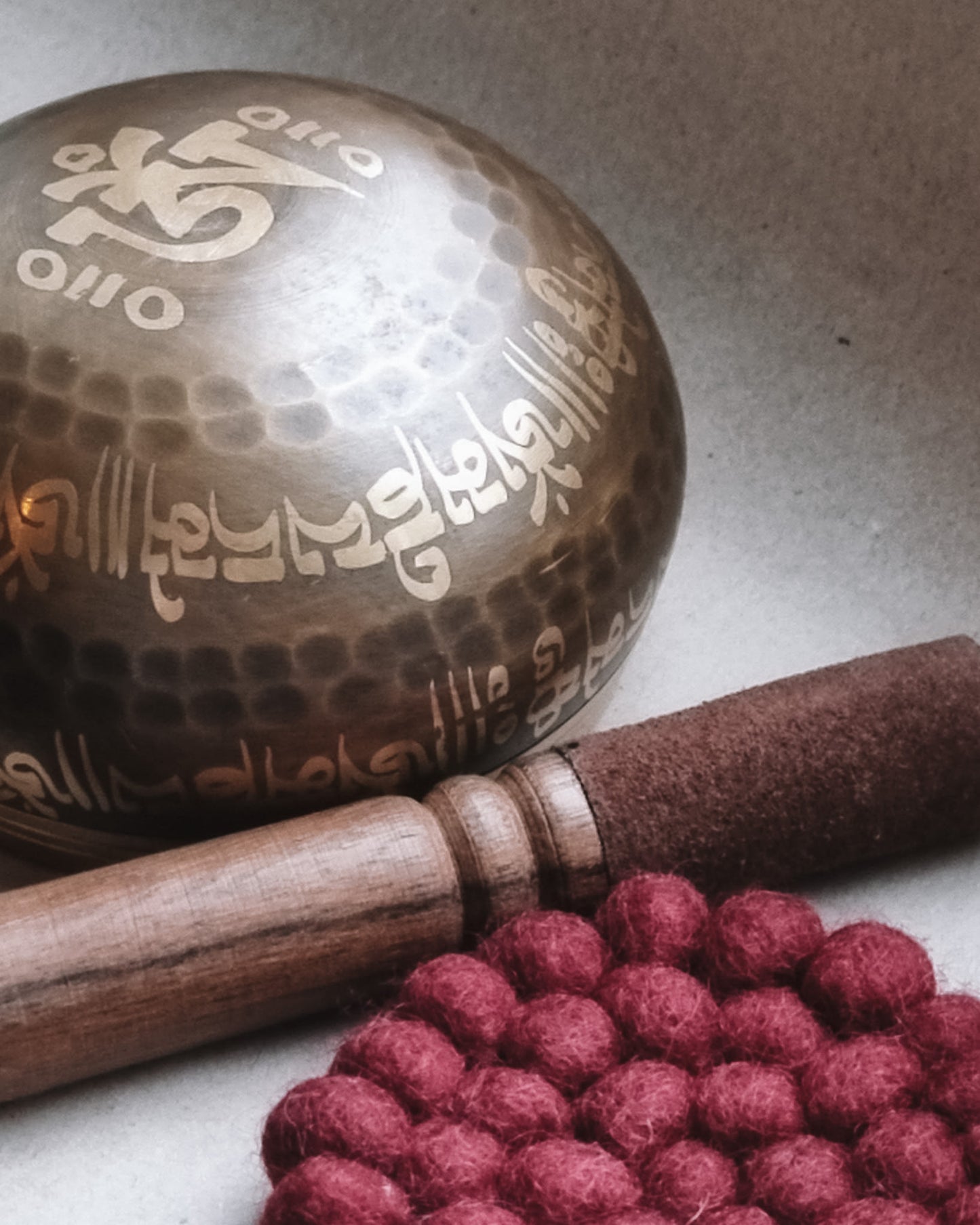 Syngeskål i messing - Kala Nepal - Om Aim Hreem Shreem -