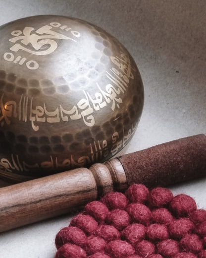 Syngeskål i messing - Kala Nepal - Om Aim Hreem Shreem -