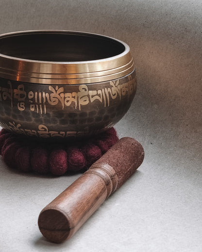 Syngeskål i messing - Kala Nepal - Om Aim Hreem Shreem -