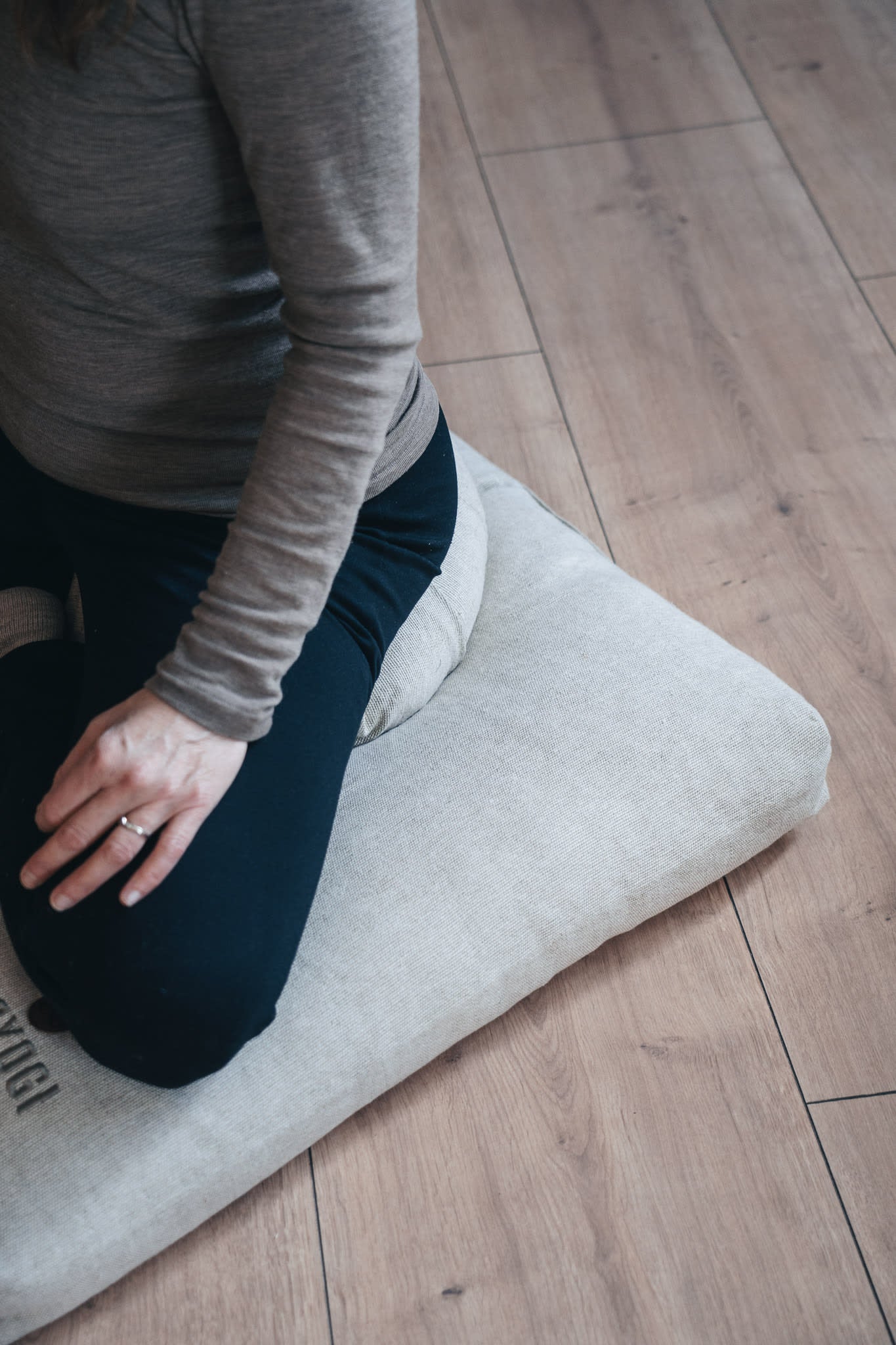 Mindful Deluxe Crescent Meditation Cushion - Hemp