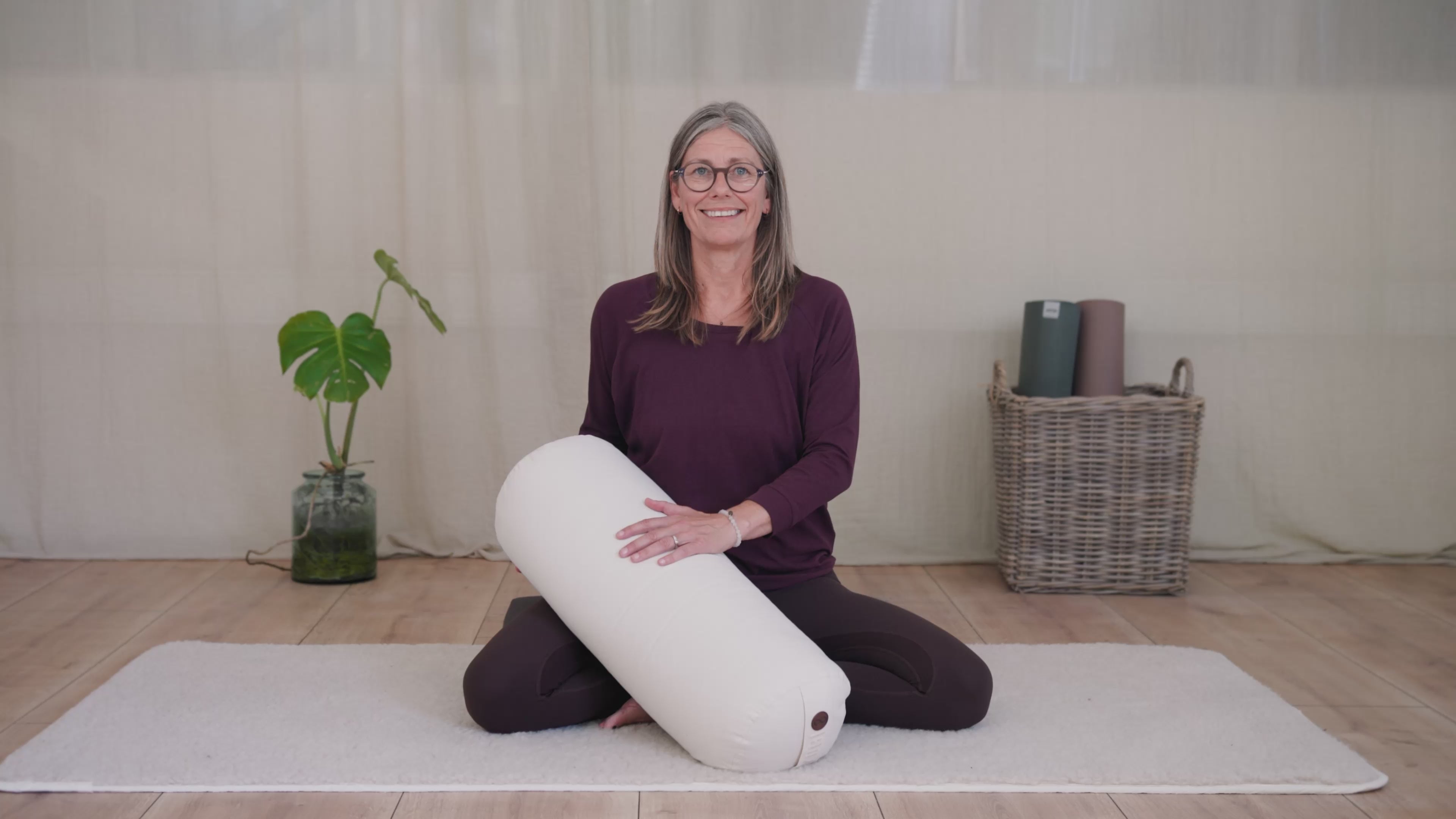 Load video: yoga bolster fra goyogi